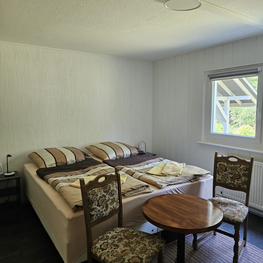 Bild des Doppelbett-Zimmers namens Biberburg in der Zimmervermietung Lingies im Spreewald.