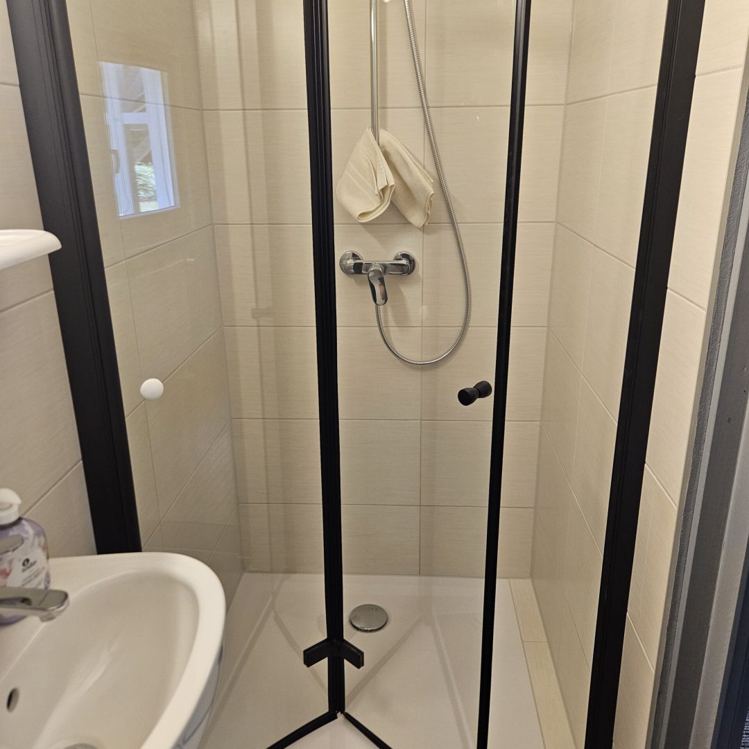 Bild der Dusche des Doppelbett-Zimmers namens Biberburg in der Zimmervermietung Lingies im Spreewald.