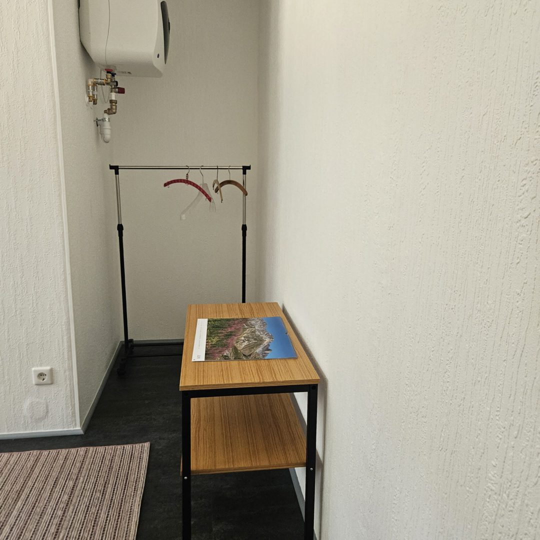 Bild der Garderobe des Doppelbett-Zimmers namens Biberburg in der Zimmervermietung Lingies im Spreewald.