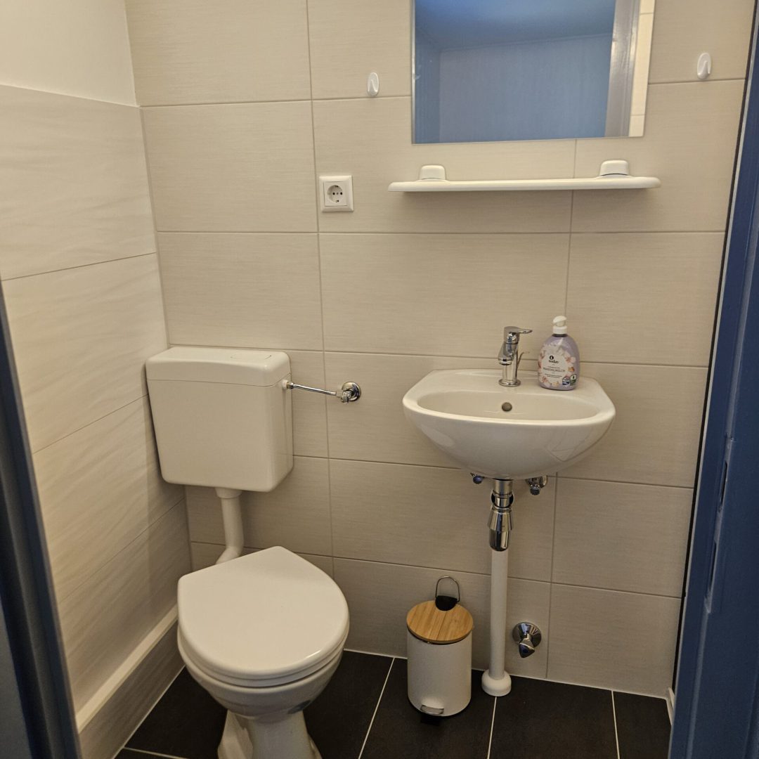 Bild der Toilette des Doppelbett-Zimmers namens Biberburg in der Zimmervermietung Lingies im Spreewald.