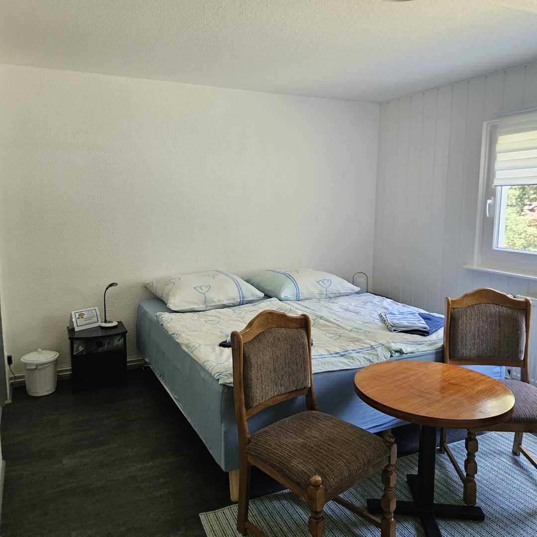 Bild des Doppelbett-Zimmers namens Dachsbau in der Zimmervermietung Lingies im Spreewald.