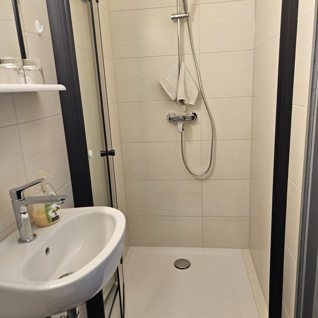 Bild der Dusche des Doppelbett-Zimmers namens Dachsbau in der Zimmervermietung Lingies im Spreewald.