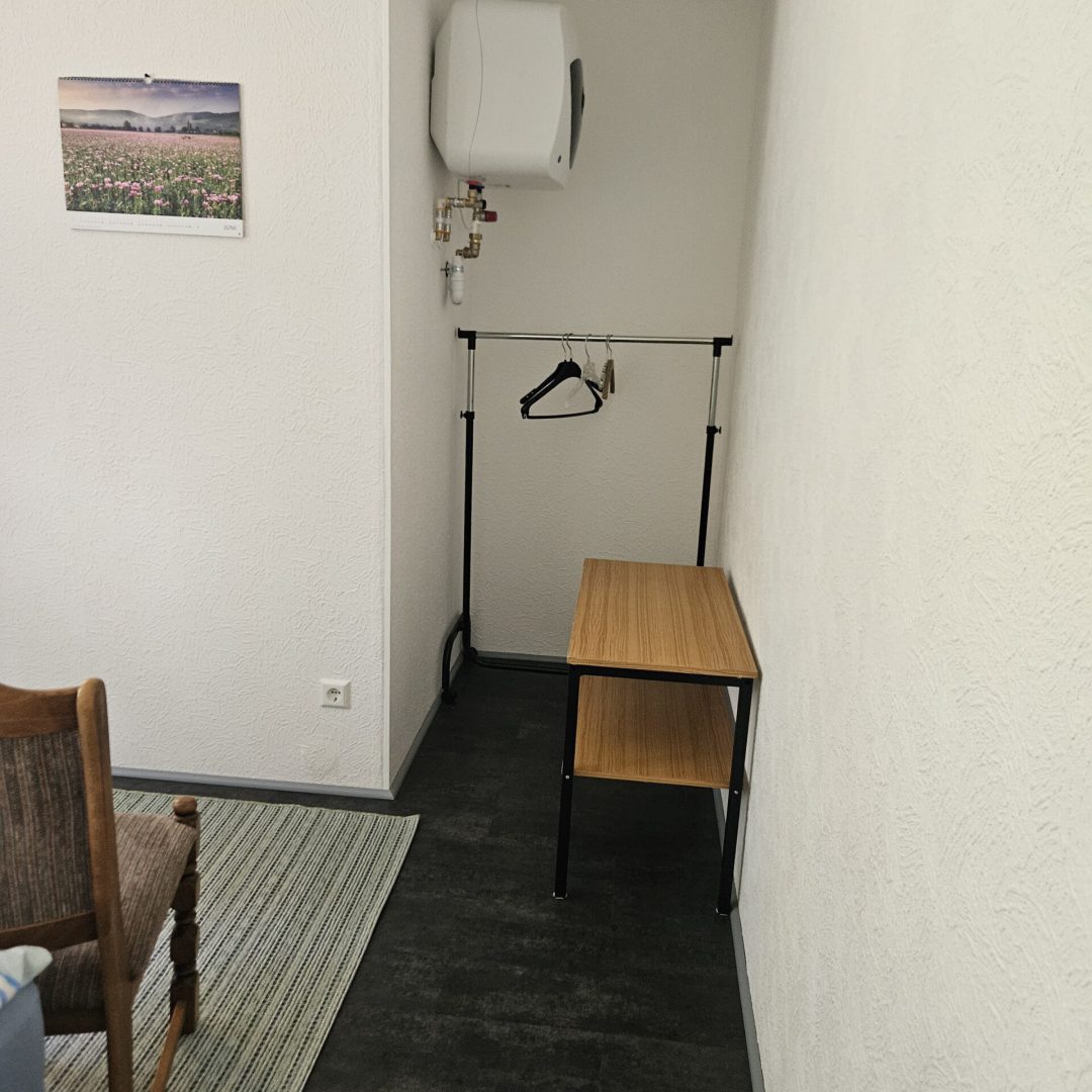 Bild der Garderobe des Doppelbett-Zimmers namens Dachsbau in der Zimmervermietung Lingies im Spreewald.