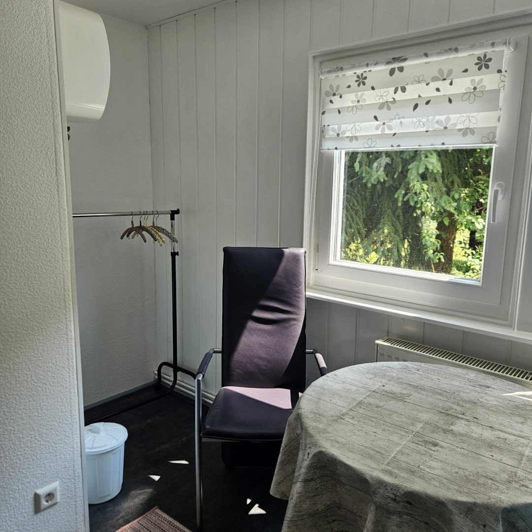 Bild der Garderobe des Einzelbetten-Zimmers namens Kogel in der Zimmervermietung Lingies im Spreewald.