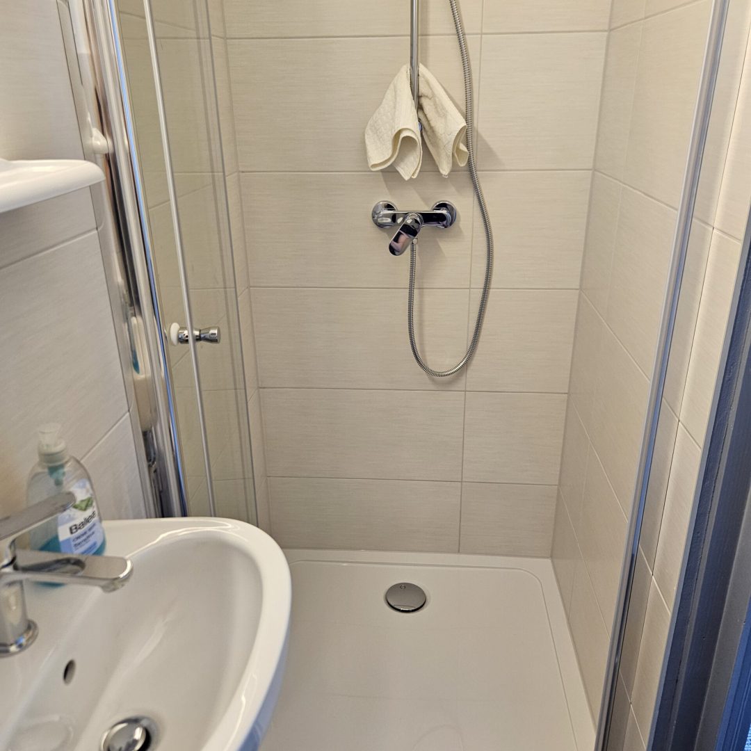 Bild der Dusche des Einzelbetten-Zimmers namens Kogel in der Zimmervermietung Lingies im Spreewald.