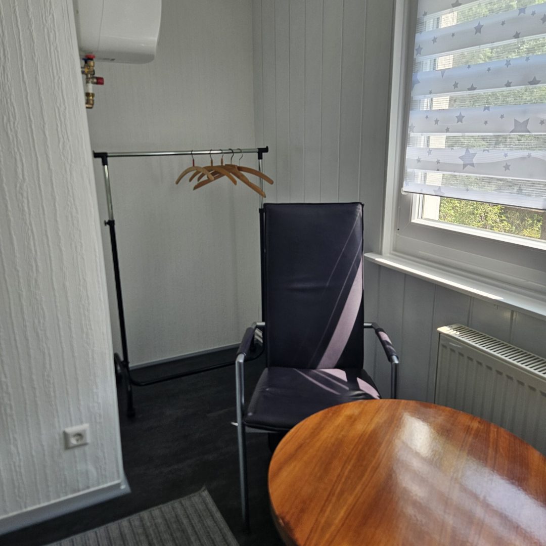 Bild der Garderobe des Einzelbetten-Zimmers namens Schneckenhaus in der Zimmervermietung Lingies im Spreewald.